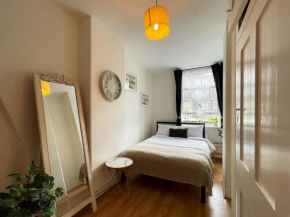 Harper's Place near Kings Cross - 2 Double Beds, 1 Sofa Bed, Great Location, Ideal for Families